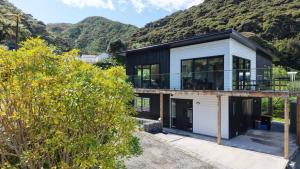 Modern Tata Beach Escape - Spacious New Retreat