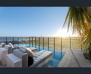 City Meets Bay I Resort Style I 4-Level I Rooftop