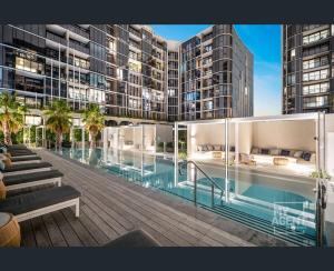 City Meets Bay I Resort Style I 4-Level I Rooftop