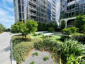 City Meets Bay I Resort Style I 4-Level I Rooftop