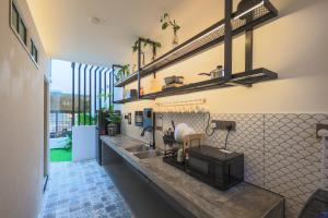 35 Cozy Homestay with projector Pool evcharger