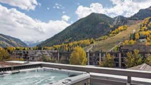Center of Aspen Studio with AC Sundeck & Hot-Tub