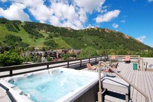 Center of Aspen Studio with AC Sundeck & Hot-Tub