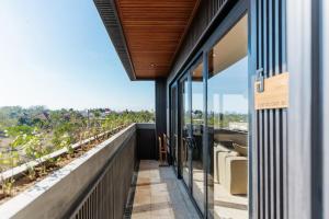 Brand-New Suites with Pool Minutes from Beach