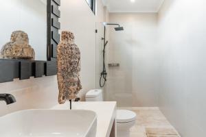 Brand-New Suites with Pool Minutes from Beach