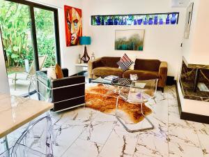 MIAMi MID-CENTURY GEM