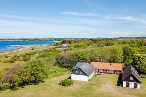 Charmig Kustgård Med Yogastudio Och Bäckar