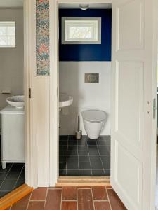 Charming Coastal House With Yoga Studio And Stream