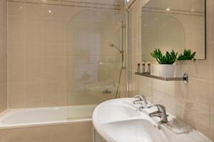 Hotels Hotel Corona -Rodier- : photos des chambres