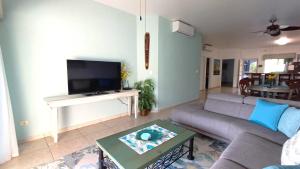 Bay Blue 2BR on the Lagoon next to the beach