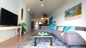 Bay Blue 2BR on the Lagoon next to the beach