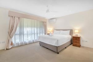 Relaxing 4BR Robina Escape with Parking & Pool