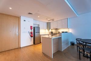 Luxury 2BR Golf View 85" TV Yas Bay