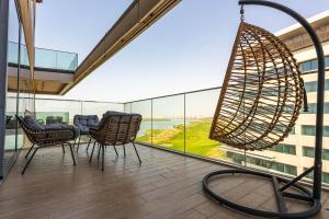 Luxury 2BR Golf View 85" TV Yas Bay