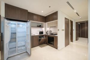 Luxury 2BR Beachfront Marina Skyline View