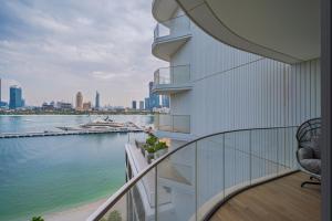 Luxury 2BR Beachfront Marina Skyline View