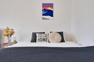 Kivis Modern Studio near Train Mall & Airport