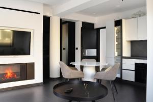 White & Black Aegina - Private Garden & Parking