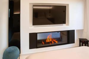 White & Black Aegina - Private Garden & Parking