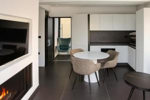 White & Black Aegina - Private Garden & Parking