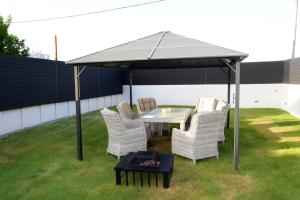 White & Black Aegina - Private Garden & Parking