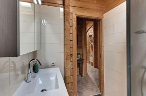 Rustieke Finse Retreat met Houtkachel en Bar, Aan Bos en Strand!