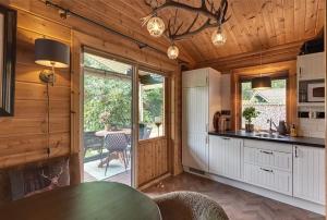 Rustieke Finse Retreat met Houtkachel en Bar, Aan Bos en Strand!