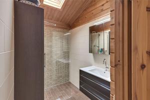 Rustieke Finse Retreat met Houtkachel en Bar, Aan Bos en Strand!