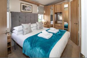 3-Bed Lodge Sleeps 6 -Hot tub -Resort Access