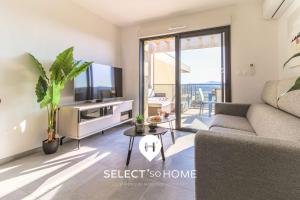 SELECT - T2 avec vue - Piscine et parking privé - CAPNAT-B08