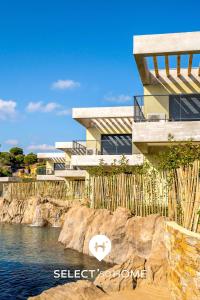 SELECT - T2 avec vue - Piscine et parking privé - CAPNAT-B08