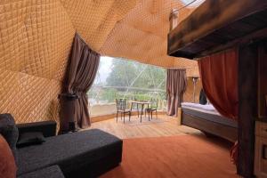 Lake view Dome Sleeps 6 -Hot tub -Fireplace