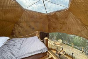 Lake view Dome Sleeps 6 -Hot tub -Fireplace