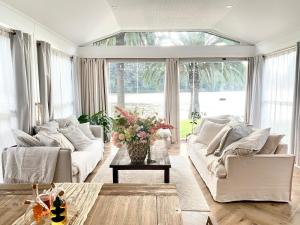 Glasshouse On The Water PET FRIENDLY