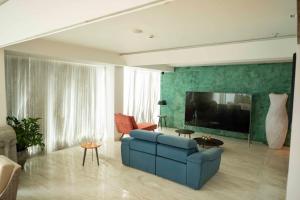 MARINE DRIVE - BEACH FRONT LUXURY PENTHOUSE by NIOTEL