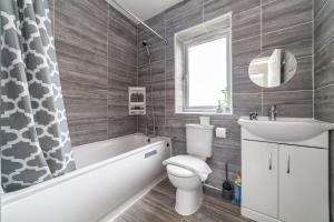 Comfortable 2BR House with Garden and Parking