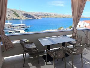 Seafront apartments Valla 