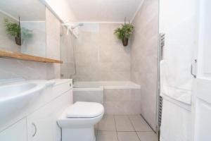 Entire 2 bedroom 1.5 bathroom - Flat in London