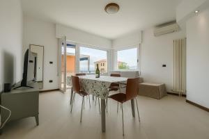 WELCOME RIVIERA-Primavera 1A- Vista mare- spazioso e comodo appartamento-2 bagni-wifi-aria condizionata in ogni stanza-garage a pagamento 15 euro al giorno