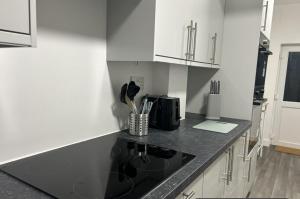 Modern ROOM En-Suite Close to Hospital & Train