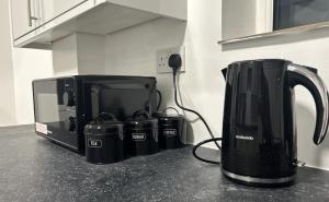 Modern ROOM En-Suite Close to Hospital & Train