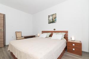 JELKA NV 1 - Apartment 6 pax with two terraces, sea view, parking, grill