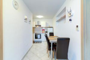 JELKA NV 2 - Apartment for 4 persons with terrace and private parking