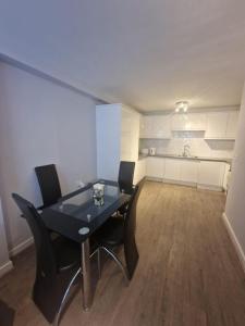 Chic London Apartment in Beames Road