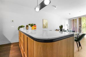 Center of Sydney 2 Bedroom Apartment with Balcony