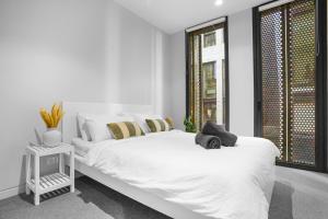 Center of Sydney 2 Bedroom Apartment with Balcony