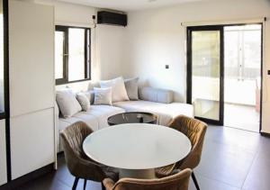 White & Black Aegina - Private Garden & Parking