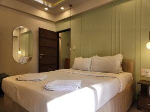 Zen Urban 1BHK Retreat with Pool, Amenities - 5 Minutes to Candolim Beach