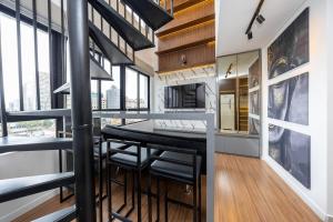 Charmoso duplex LUXO no centro de Curitiba