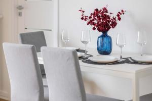 Kasprzaka Comfy Apartment near Metro Plocka with AC by Noclegi Renters